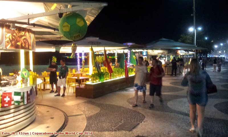 Quisque bar decorado com bandeiras de seleções participantes da Copa de 2014 no Brasil