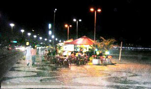Cal&ccedil;ad&atilde;o de Copacabana &agrave; noite - Kiosks e bares pr&oacute;ximos &agrave; praia