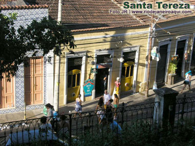 Lojas e bares de Santa Tereza, um deles fazendo alus&atilde;o aos bondes