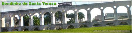 Bondinho de Santa Teresa atravessando os Arcos da Lapa Bondinho de Santa Teresa atravessando os Arcos da Lapa