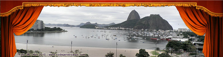 Praia de Botafogo tendo ao fundo o P&atilde;o de A&ccedil;ucar emoldurada por cortina de teatro
