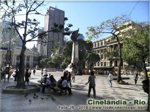 Praça da Cinelândia no centro do Rio de Janeiro, vendo ao fundo o teatro Municipal e Biblioteca Nacional Praça da Cinelândia tendo o Teatro Municipal e Biblioteca Nacional ao fundo