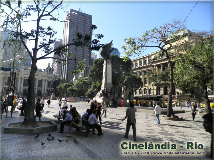 Pra&ccedil;a da Cinel&acirc;ndia onde s&atilde;o vistos o Teatro Municipa e a Biblioteca Nacional com muitos pedestres e passantes