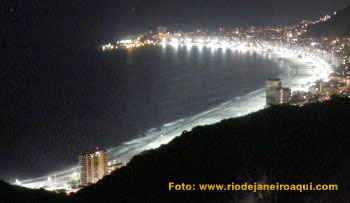A praia de Copacabana &eacute; iluminada a noite toda