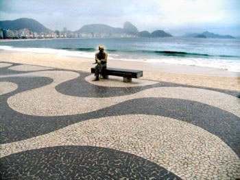 Est&aacute;tua do poeta Carlos Drumond de Andrade, no cal&ccedil;ad&atilde;o da Av Atl&acirc;ntica
