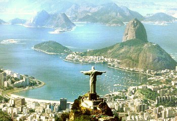 Vista A&eacute;rea do Rio de Janeiro - &Agrave; frente o Corcovado e est&aacute;tua do Cristo Redentor. Mais ao fundo o P&atilde;o de A&ccedil;ucar