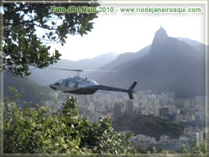 Helic&oacute;ptero sobrevoando o P&atilde;o de A&ccedil;ucar