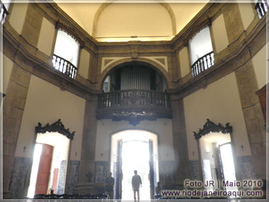 Vista do org&atilde;o e parte posterior da Igreja do outeiro da Gl&oacute;ria