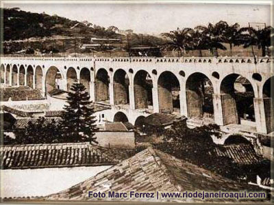 Arcos da Lapa visto com antigas casas que o rodeavam at&eacute; o in&iacute;cio do s&eacute;culo 20