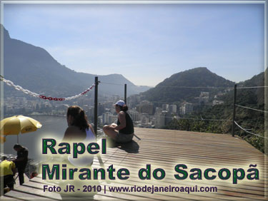 Patamar no Mirante do Sacop&atilde;, no topo do Morro dos Cabritos, em encosta alguns descem de rapel