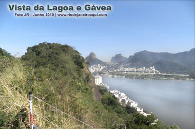 Lagoa Rodrigo de Freitas vista do mirante do Sacop&atilde;, vendo-se ao fundo a G&aacute;vea
