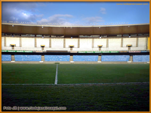 Vista do Maran&atilde; de dentro do gramado ou campo de futebol