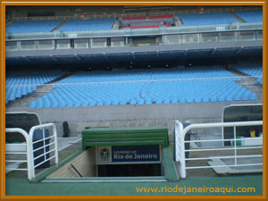 Tunel do campo do maracan&atilde;, arquibancadas e tribuna de honra