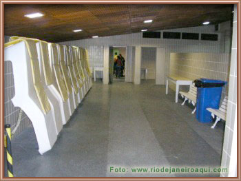 Sala de descanso dos jogadores com espriguiçadeiras Sala de descanso dos jogadores com espriguiçadeiras