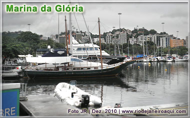 Saveiro e barco de grande porte na Marina da Gl&oacute;ria