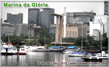 Centro da cidade visto de barco saindo da enseada da Marina da Gl&oacute;ria
