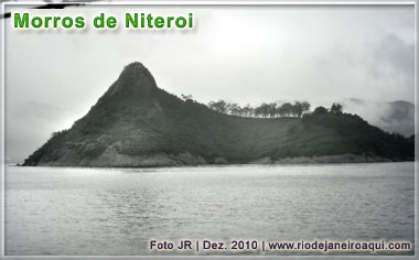 Montanha do outro lado da ba&iacute;a, costa de Niteroi