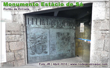 Port&atilde;o de entrada do Monumento &agrave; Est&aacute;cio de S&aacute; com bras&atilde;o e mapa de 1574 em alto relevo
