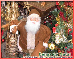 Boneco do Papai Noel e muitas pe&ccedil;as de pres&eacute;pio e enfeites de natal
