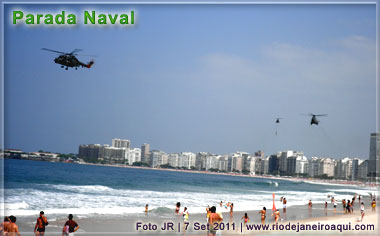 Helicópteros da Marinha Brasileira sobrevoam a praia de Copacabana Helicópteros da Marinha Brasileira sobrevoam a praia de Copacabana