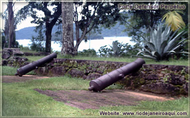 Canhões do Forte Defensor Perpétuo miram o mar Canhões do Forte Defensor Perpétuo miram o mar