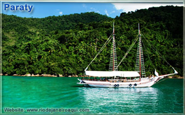 Saveiro no mar pr&oacute;ximo &agrave; Paraty
