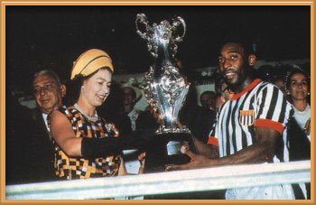 Pelé e Rainha Elizabeth em 1968 Pelé e Rainha Elizabeth em 1968