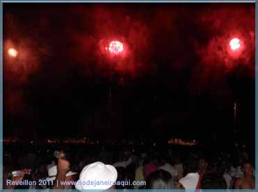 Queima de fogos na praia no Reveillon em Copacabana na passagem para 2011 |