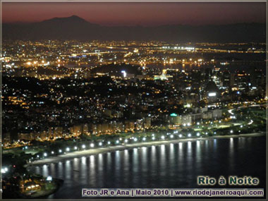 Vista a&eacute;ra noturna da Praia e Aterro do Flamengo e ao fundo a cidade