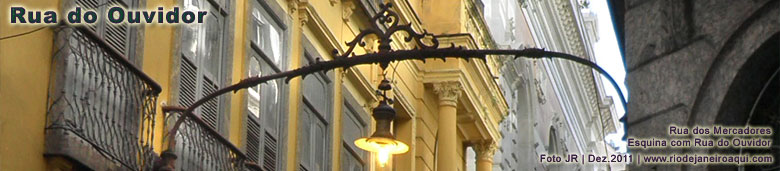 Antiga lumin&aacute;ria do in&iacute;cio do s&eacute;culo 20 pr&oacute;xima a esquina com a Rua do Ouvidor