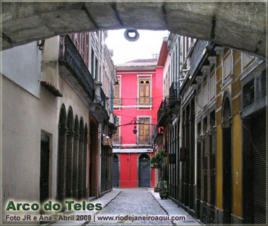 Estreita viela chamada Travessa do Com&eacute;rcio, no Arco Teles