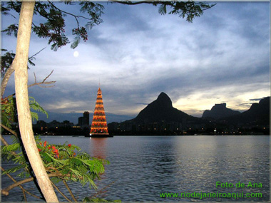 &Aacute;rvore de Natal da Lago Rodrigo de Freitas no Rio de Janeiro
