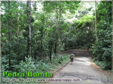 Caminho de subida para começo da trilha e rampa de asa delta Caminho de subida para começo da trilha e rampa de asa delta