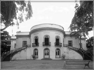 Fachada com Sal&atilde;o Oval e escadarias dos jardins
