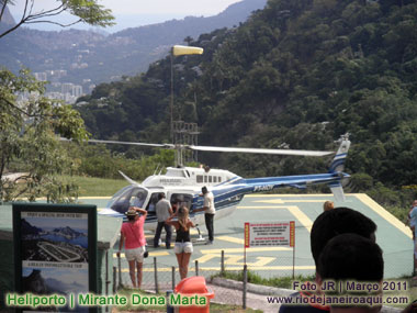 Helic&oacute;ptero quase decolando no heliporto do Mirante Dona Marta