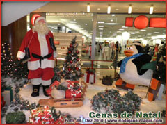 Decora&ccedil;&atilde;o de natal com papai noel, pinheiros com luzes piscando, neve e presentes