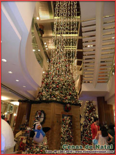 &Aacute;rvore de natal gigante  e decora&ccedil;&atilde;o de natal de shopping center