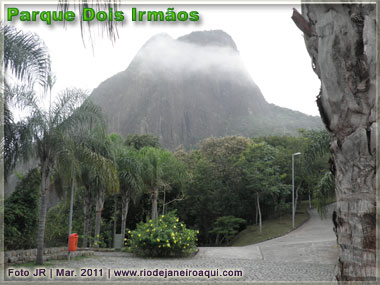 Parque com belas caminhos tendo o Morro Dois Irm&atilde;os ao fundo