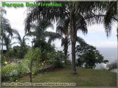 Parque Dois Irm&atilde;os com jardins que se debru&ccedil;am sobre o mar