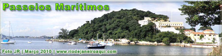 Barcos &agrave; vela e um saveiro ancorados pr&oacute;ximos &agrave; Urca