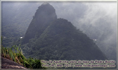 Pico da Agulhinha visto do topo da Pedra Bonita Pico da Agulhinha visto do topo da Pedra Bonita