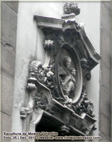 Portal esculpido por Mestre Valentim