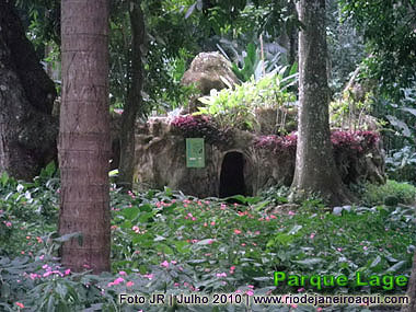 Casa do aquario do Parque Lage em meio a árvores e flores, dão o clima de uma floresta mágica
