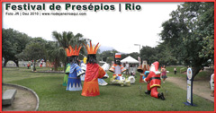 Pres&eacute;pio em tamanho grande com bonecos em papier mach&eacute;
