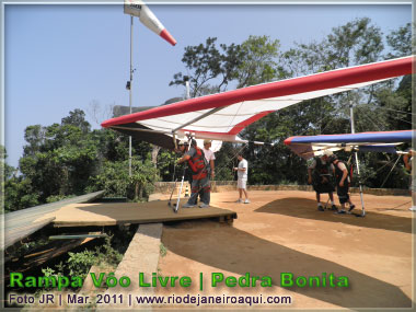 Piloto de asa delta aguardando na rampa de voo livre Piloto de asa delta aguardando na rampa de voo livre
