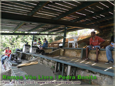 Rampa de vôo livre | arquibancadas sob a rampa Rampa de vôo livre | arquibancadas sob a rampa
