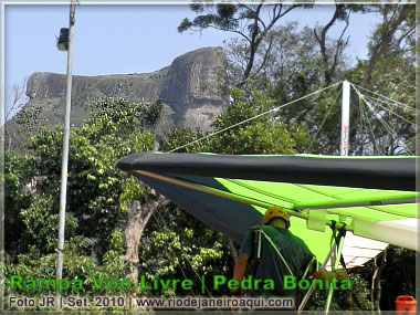 Piloto de asa delta prepara o vôo tendo a Pedra da Gávea ao fundo Piloto de asa delta prepara o vôo tendo a Pedra da Gávea ao fundo