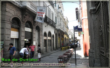 Rua do Ouvidor perto da esquina Travessa do Comércio Rua do Ouvidor perto da esquina Travessa do Comércio