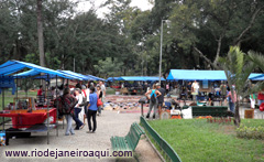 Feira de antiguidades da Pra&ccedil;a Santos Dumont, na G&aacute;vea