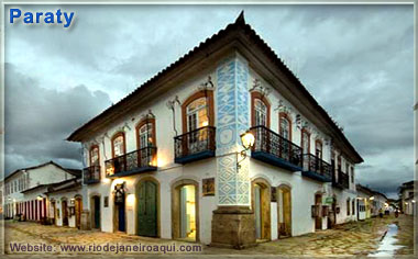 Sobrado de Paraty com com&eacute;rcio no t&eacute;rreo
